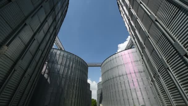 Tanque de grãos de silo. Visão de ângulo baixo, imagem em movimento — Vídeo de Stock