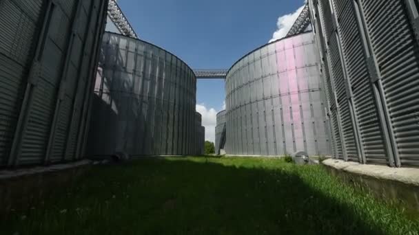 Serbatoio di grano di silo. Vista ad angolo basso, immagine in movimento — Video Stock