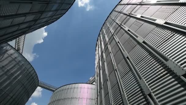 Silo zásobníku zrna. Nízký úhel pohledu, pohybující se obraz — Stock video