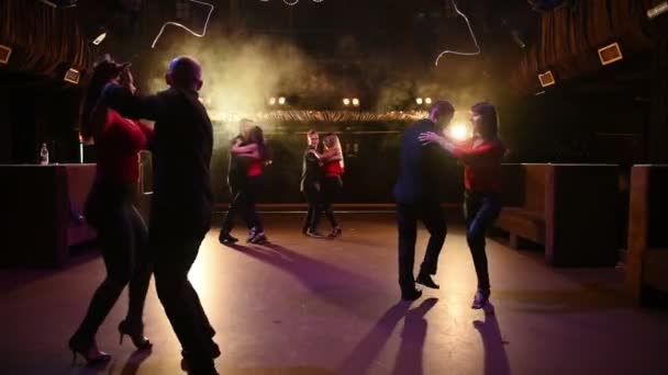 若いエネルギッシュな魅力的なカップルダンスサルサ バカータ ラテンダンスオープンエアパーティーで夜の時間 — ストック動画
