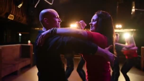 Jóvenes Parejas Energéticas Atractivas Bailando Salsa Bachata Baile Latino Fiesta — Vídeo de stock