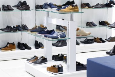 Modern alışveriş merkezindeki ayakkabı mağazasının parlak ve modaya uygun iç mimarisi.