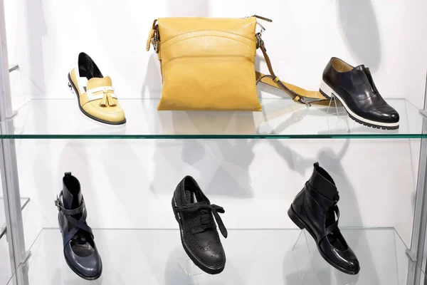 Яркий Модный Интерьер Обувного Магазина Современном Торговом Центре — стоковое фото
