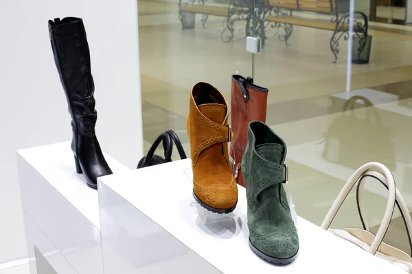 Intérieur Lumineux Mode Magasin Chaussures Dans Centre Commercial Moderne — Photo