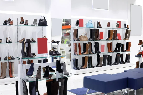 Helles Und Modisches Interieur Eines Schuhgeschäfts Einem Modernen Einkaufszentrum — Stockfoto