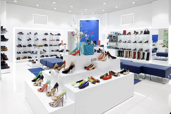 Modern Alışveriş Merkezindeki Ayakkabı Mağazasının Parlak Modaya Uygun Mimarisi Stok Resim