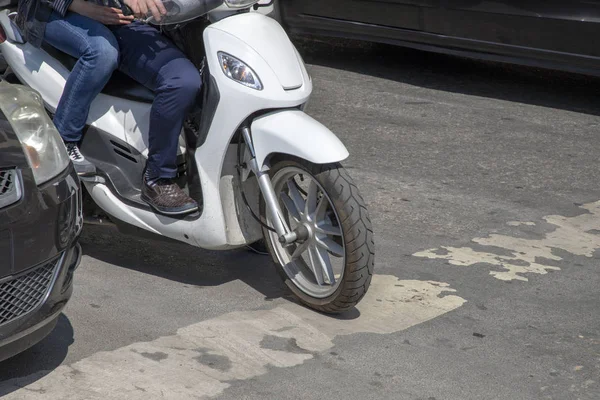 Waiting Traffic Lights Scooter Busy Traffic — Stock Photo, Image