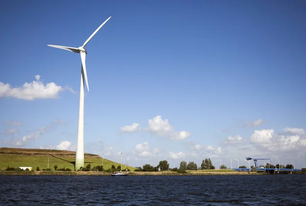 Windmolen Uit Het Water Met Blauwe Lucht Stockafbeelding