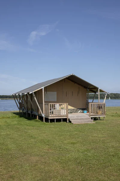 Tente Glamour Avec Plancher Bois Équipée Prête Pour Les Invités — Photo