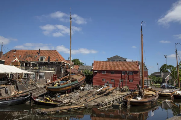 青い空と古い造船所 — ストック写真