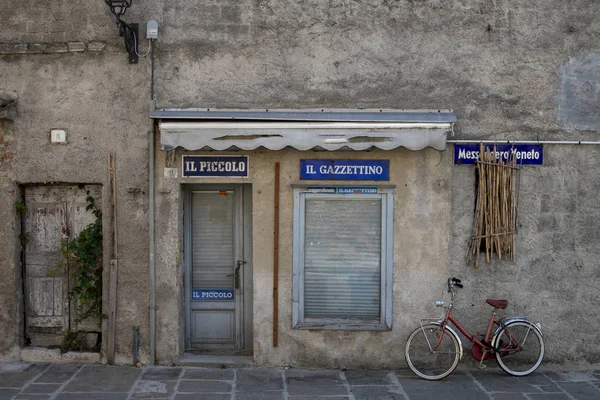 自行车在一个老商店前面 意大利 图库照片