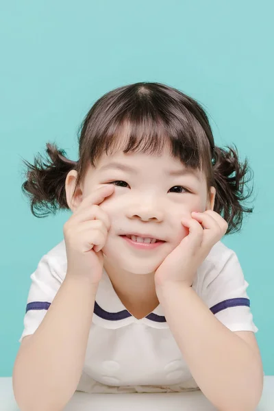 Kleine Hübsche Asiatische Mädchen Lachen Porträt Mit Milch Und Brot — Stockfoto