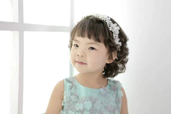 Pouco Bonita Menina Asiática Vestir Como Princesa Rindo Retrato Estilo — Fotografia de Stock
