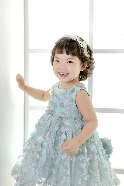 Pouco Bonita Menina Asiática Vestir Como Princesa Rindo Retrato Estilo — Fotografia de Stock