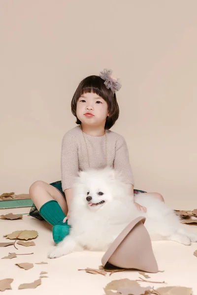 Kleine Hübsche Asiatische Mädchen Sitzen Einem Herbst Hintergrund — Stockfoto