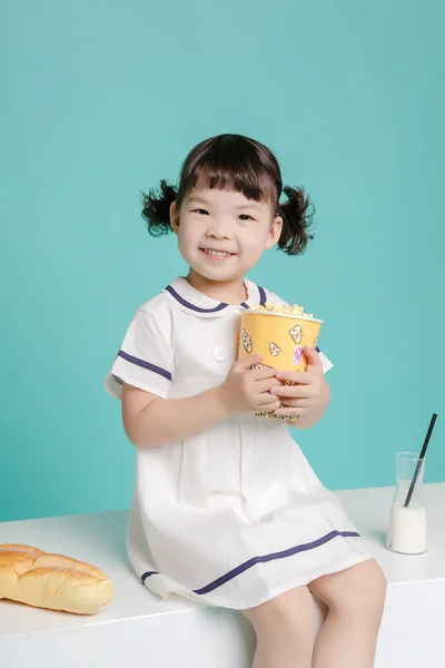 Pouco Bonita Menina Asiática Rindo Retrato Com Leite Pão Estilo — Fotografia de Stock