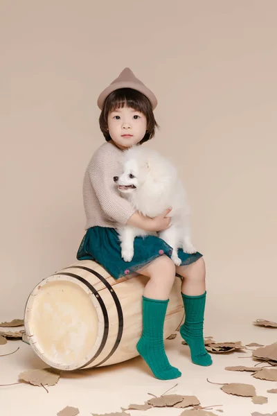 Kleine Hübsche Asiatische Mädchen Sitzen Einem Herbst Hintergrund — Stockfoto