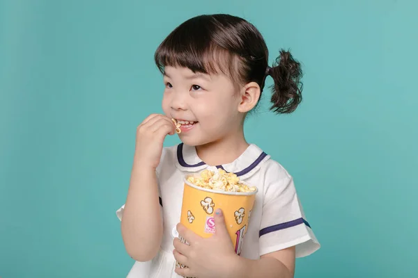 Kleine Hübsche Asiatische Mädchen Lachen Porträt Mit Milch Und Brot — Stockfoto