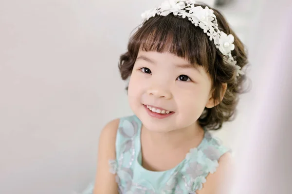 Mała Dziewczynka Ładny Asian Ubieranie Się Jak Księżniczka Śmiejąc Się — Zdjęcie stockowe
