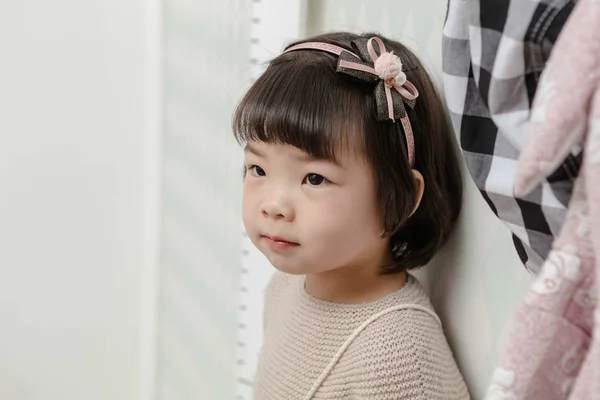 Kleine Hübsche Asiatische Mädchen Stehen Einem Normalen Innenleben Hintergrund — Stockfoto