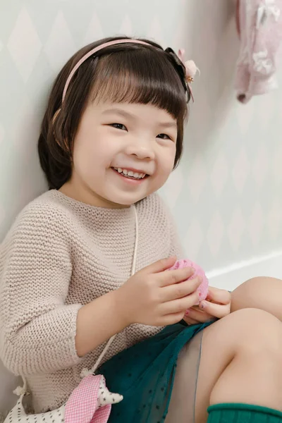 Kleine Hübsche Asiatische Mädchen Stehen Einem Normalen Innenleben Hintergrund — Stockfoto