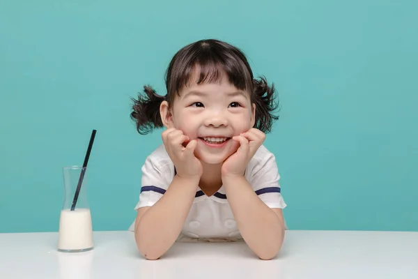 Petite Jolie Asiatique Fille Rire Portrait Avec Lait Pain Mode — Photo