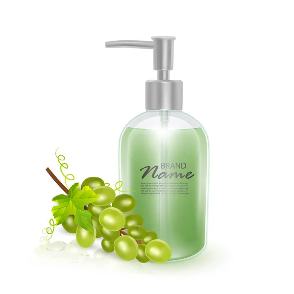 Un barattolo di shampoo o sapone liquido con il profumo dell'uva, bottiglia di shampoo realistico e uva verde su sfondo bianco, banner sanitario del prodotto cosmetico . — Vettoriale Stock