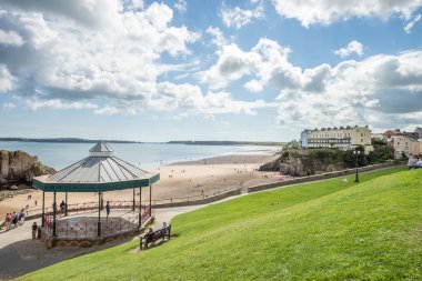 Tenby, Galler - 12 Ağustos 2017: onların yaz vaktinizi Tenby, Galler kumlu plaj, insanlar.