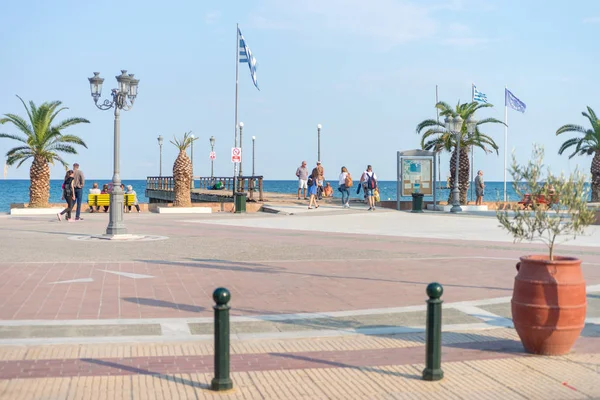 Paralia, Yunanistan - 26 Eylül 2017: insanlar, Paralia Merkez Meydanı Yunanistan. Mükemmel yaz hedef Yunan sahillerinde.