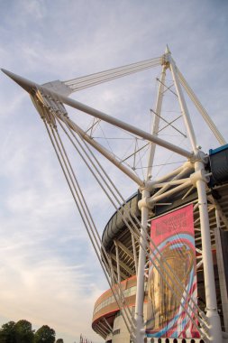 Cardiff, Galler - 19.09.2015: Rugby, zamanında günbatımı Prensliği stadyum süspansiyon mimarisi