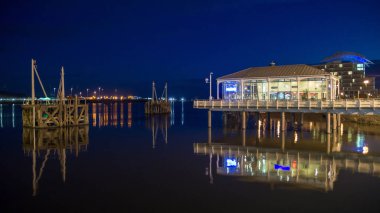 Gün batımı sırasında Cardiff bay Cardiff, Galler bölgesinde.