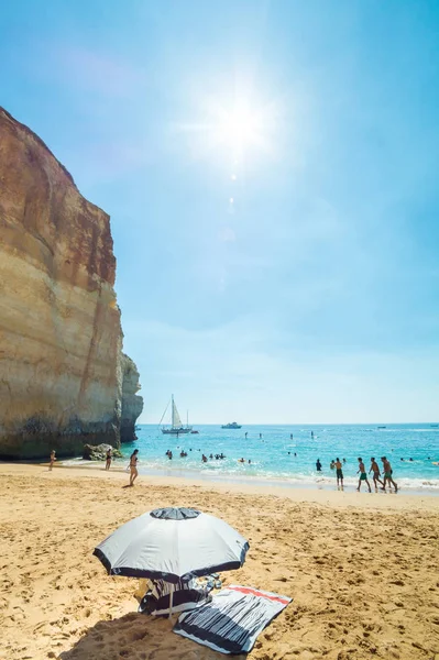 Parasol Mensen Het Strand Van Benagil Beach Algarve Portugal — Stockfoto