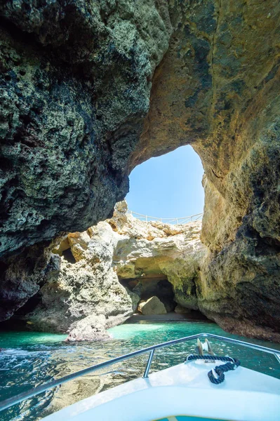 アルガルヴェ ポルトガル ヨーロッパの海岸の経験ボートで洞窟の洞窟 ターコイズ ブルーのラグーン 石灰岩の崖の景色を訪れることができます — ストック写真