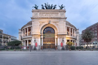 Teatro Politeama Palermo, Politeama Tiyatrosu alacakaranlık, Sicilya de ön görünüm