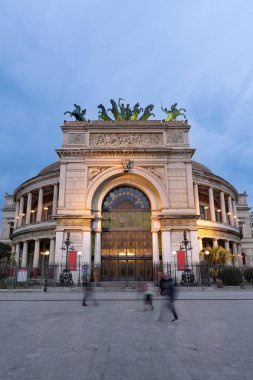 Teatro Politeama Palermo, Politeama Tiyatrosu alacakaranlık, Sicilya de ön görünüm
