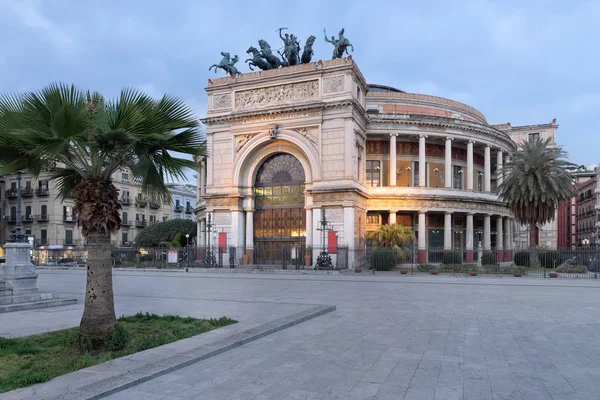 巴勒莫剧院，波利蒂达马剧院从黄昏时分的侧面欣赏到，西西里岛 — 图库照片