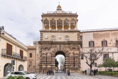 Palermo, Sicilya-Mart 22, 2019: Porta Nuova, Palermo anıtsal bir şehir kapısı. Sokakta geçen insanlarla mimarinin ön tam görünümü
