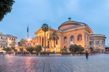 Palermo, Sicilya-22 Mart, 2019: Teatro Massimo Piazza verdi in Palermo Dusk at