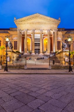 Palermo, Sicilya-22 Mart, 2019: Palermo 'da Dusk 'te Piazza verdi 'de Teatro Massimo ön görünümü