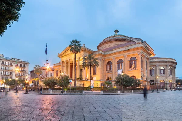 Palermo, Sicilya-22 Mart, 2019: Teatro Massimo Piazza verdi in Palermo Dusk at