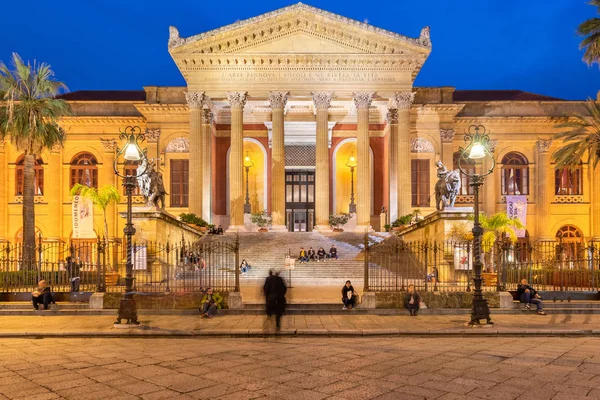 Palermo, Sicilya-22 Mart, 2019: Palermo 'da Dusk 'te Piazza verdi 'de Teatro Massimo ön görünümü