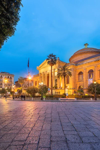 Palermo, Sicilya-22 Mart, 2019: Palermo 'da Dusk 'te Piazza verdi 'de Teatro Massimo yan görünümü