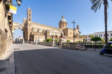 Palermo Katedrali ya da Cattedrale di Pa 'nın ön sol görüşü.