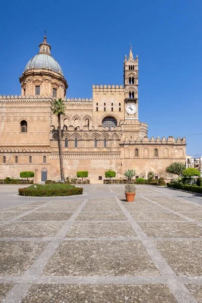 La vista frontal de la Catedral de Palermo o Cattedrale di Palermo — Foto de Stock