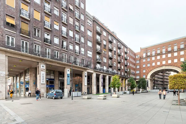 Madach Square lub Madács Tér, widok ulicy z ludźmi przechodzącymi b Obraz Stockowy