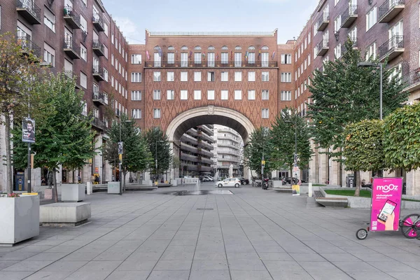 Madach Square lub Madács Tér, widok na ulicę głównej struktury łuku w Obrazek Stockowy