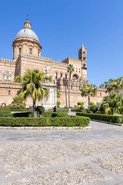 La vista frontal de la Catedral de Palermo o Cattedrale di Palermo — Foto de Stock