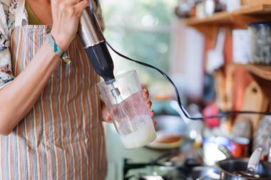 Budapeşte, Macaristan - 19 Ekim 2109: Geleneksel ev yapımı cin