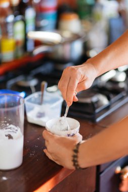 Budapeşte, Macaristan - 19 Ekim 2109: Geleneksel ev yapımı cin