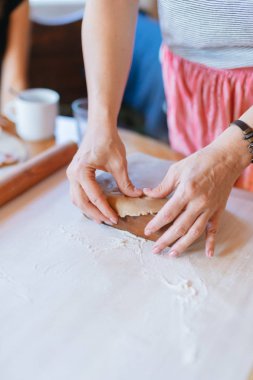 Geleneksel ev yapımı zencefilli kek pişirme. Tahtalı zencefilli çörek.